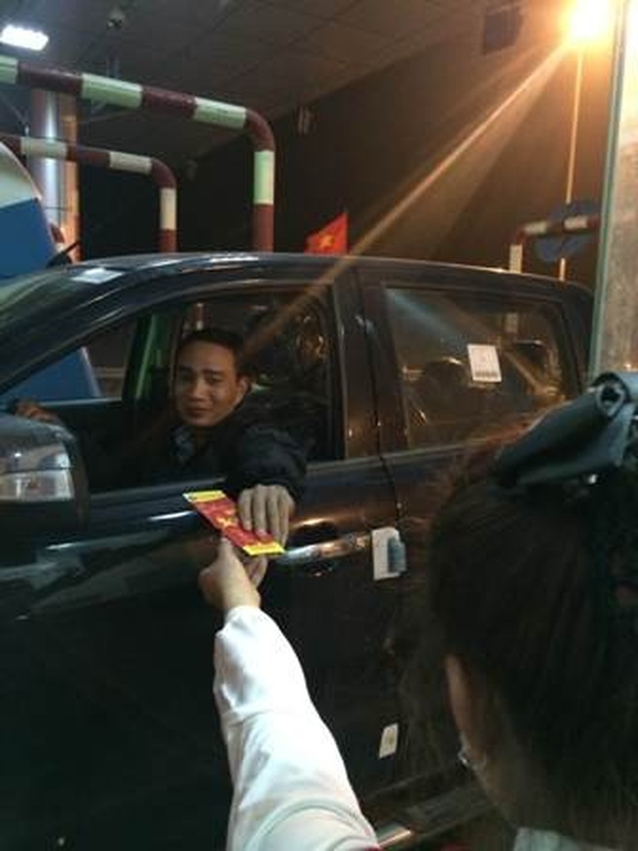 Drivers surprised with lucky money at toll booths - 2