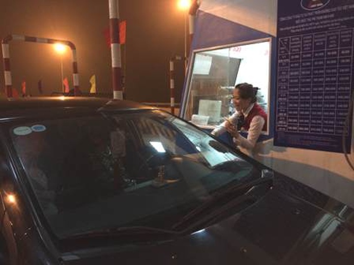 Drivers surprised with lucky money at toll booths - 4