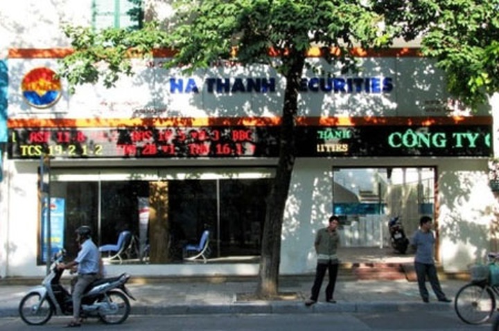 Securities firms halt operations due to slowing market - 1