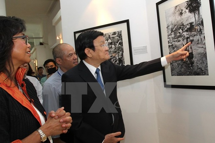 State President visits AP’s first war photo exhibition - 1
