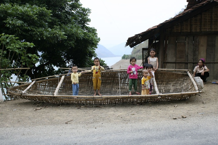 Children face hard lives in mountainous areas - 1