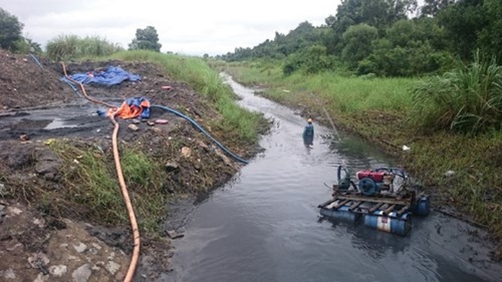 Halong Bay facing environmental pollution after floods - 2