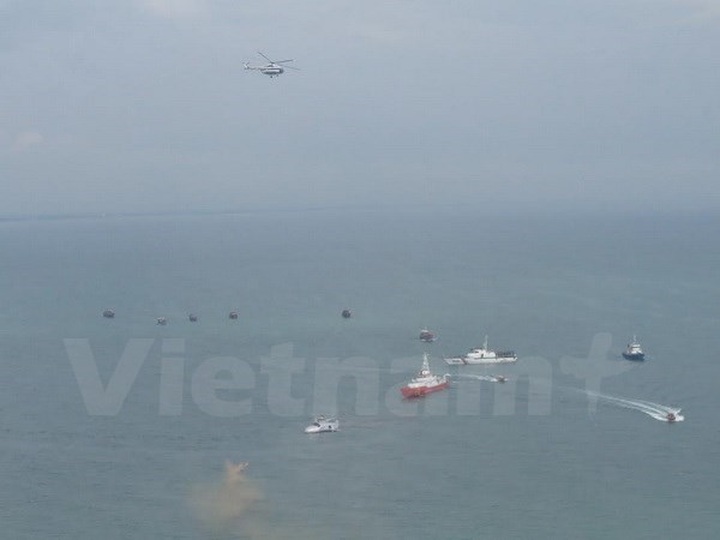 Largest-ever aviation rescue drill practised in Nghe An - 1