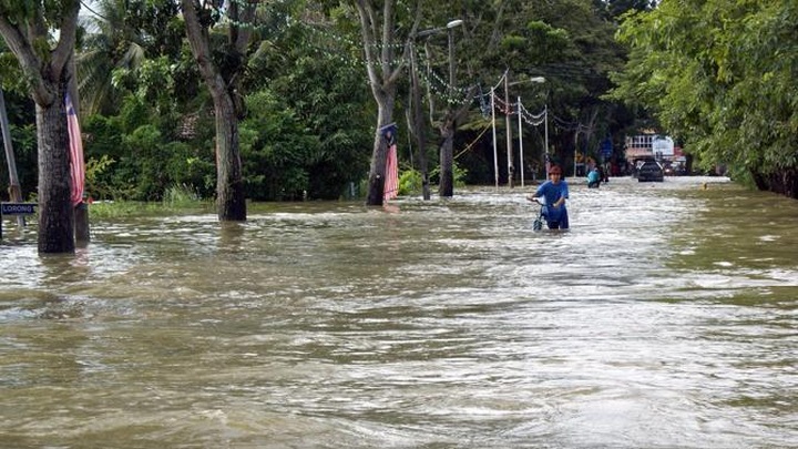 PM under fire as 100,000 flee worst Malaysia floods in decades - 1