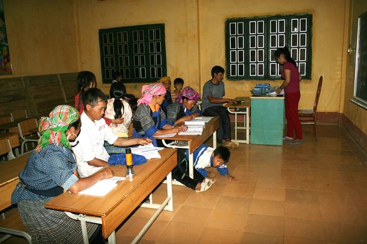 Night school for Mong adults in Yen Bai Province - 1 Night school for Mong adults in Yen Bai Province - 1