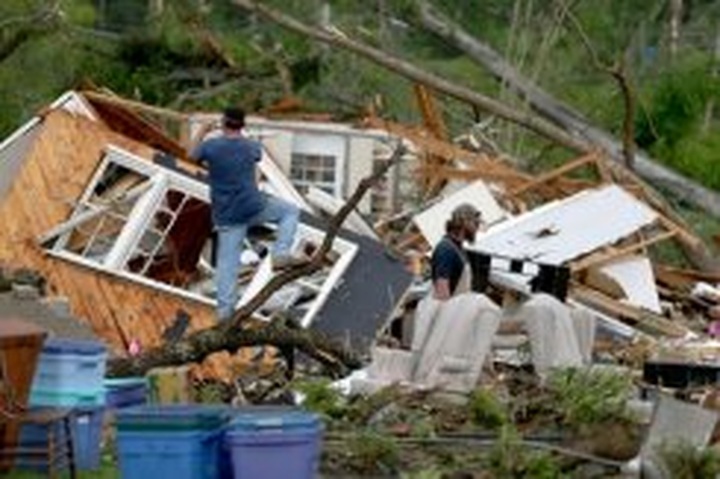 US tornadoes kill 35, millions brace for more - 1