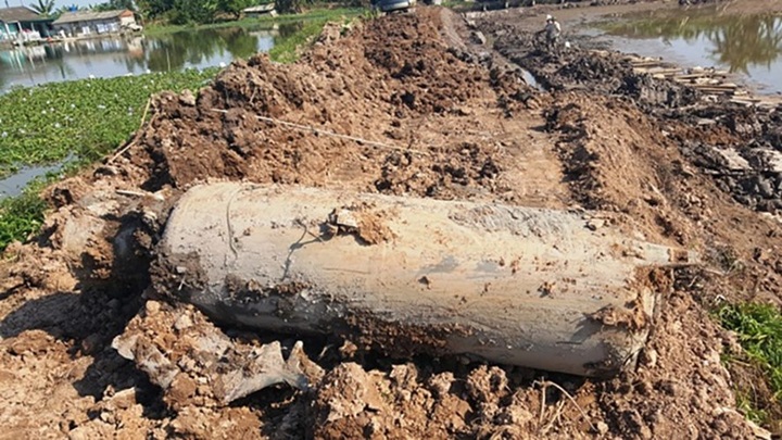 Family finds bomb while renovating pond - 1 Family finds bomb while renovating pond - 1