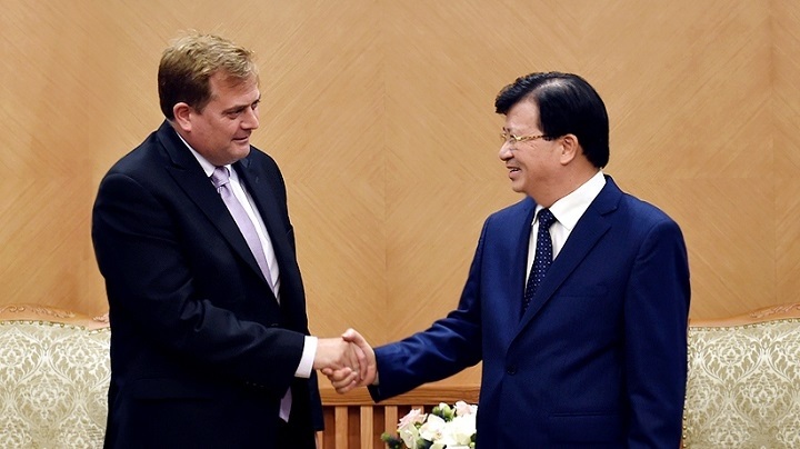 Deputy PM Trinh Dinh Dung meets ExxonMobil Vice President - 1