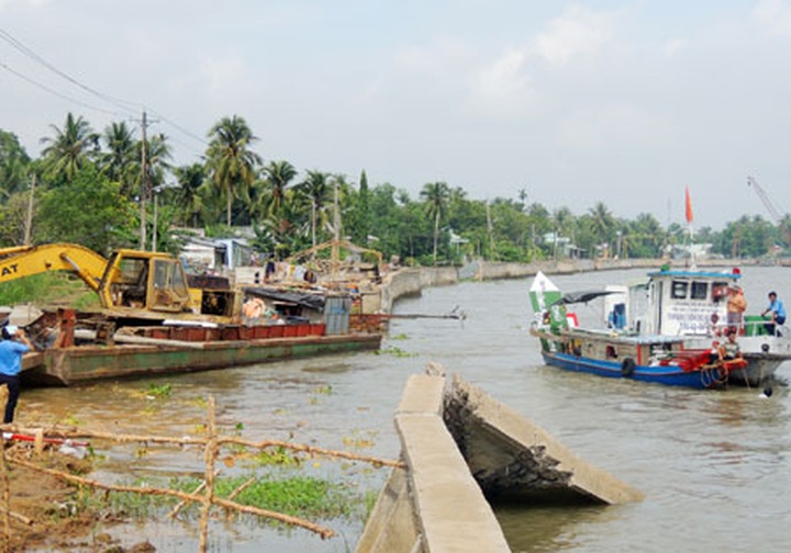 Thousands feel force of Can Tho River landslide - 1