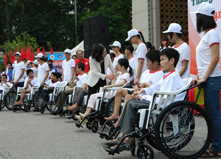 US helps Vietnam deal with AO consequences - 1