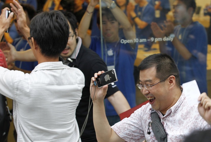iPhone 5 launch draws crowds at Asia Apple shops - 1