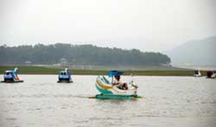 Capital city weekenders enjoy tranquility at Dai Lai Lake - 1