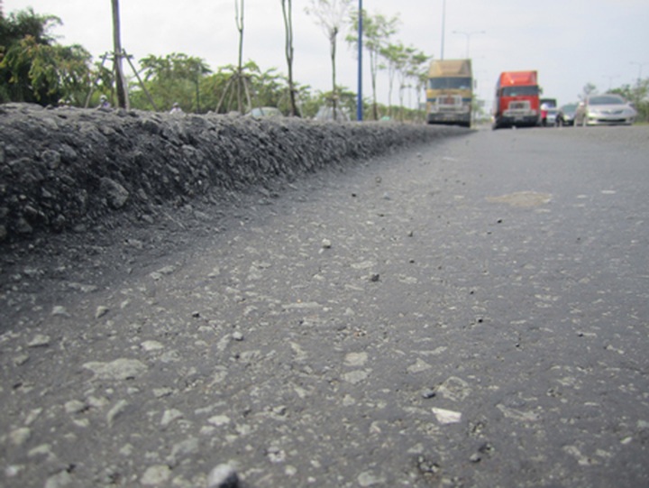 Rapid deterioration of large HCM City highway poses danger - 1