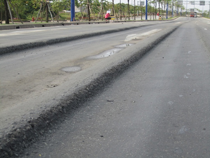 Rapid deterioration of large HCM City highway poses danger - 4