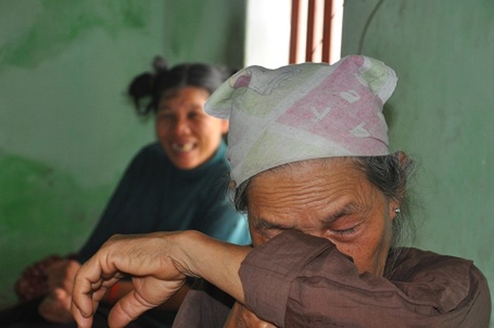 Old mother calls for help for ill daughter - 1