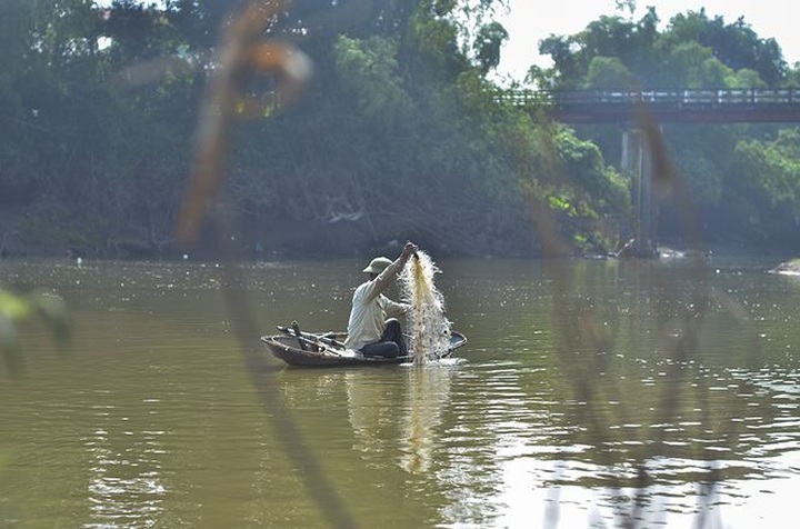 Fishing with long rackets on Hanoi's Tich River - 8