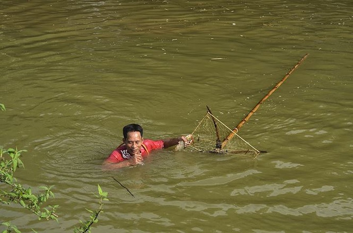 Fishing with long rackets on Hanoi's Tich River - 5
