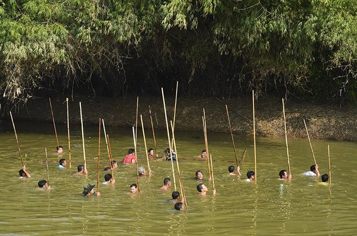 Fishing with long rackets on Hanoi's Tich River - 3