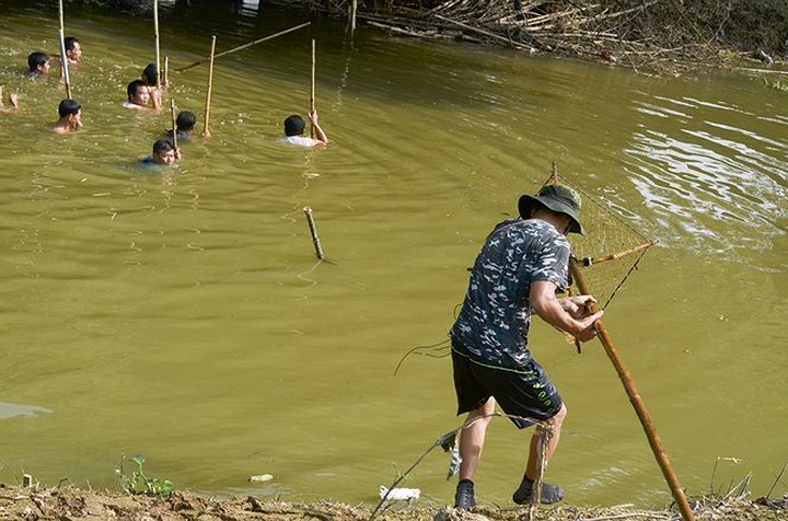 Fishing with long rackets on Hanoi's Tich River - 4