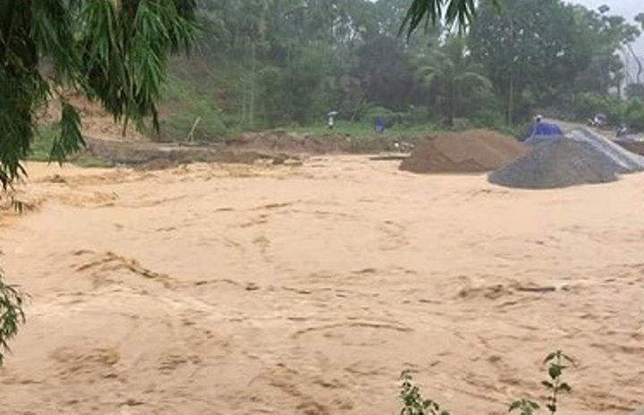 Two dead, two missing in Thanh Hoa flash floods - 1