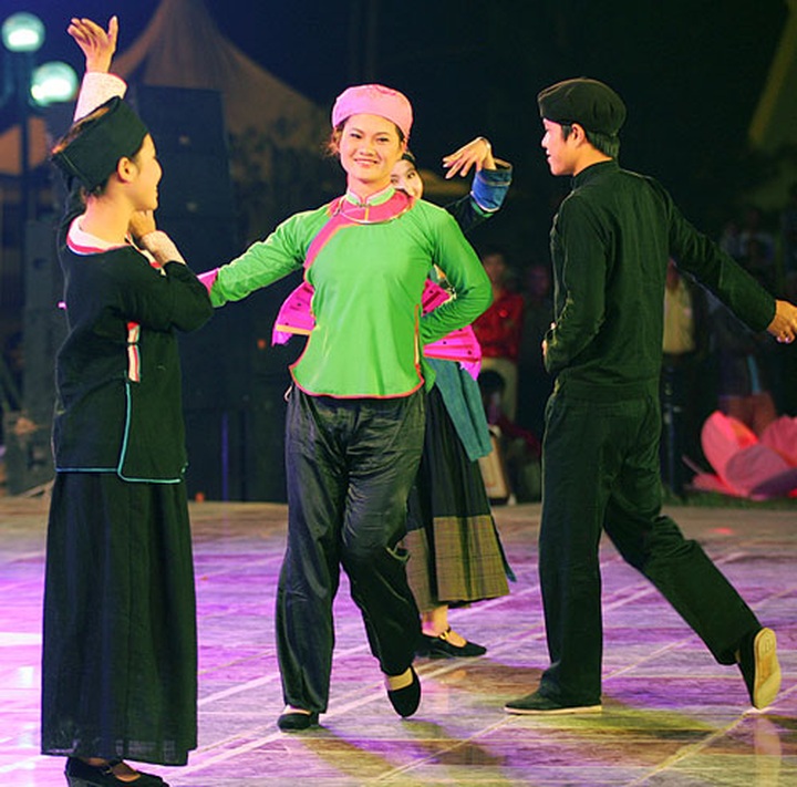 Ethnic costumes on show - 13