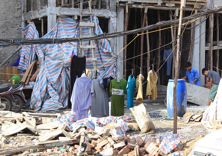 Tangled electrical wires on Hanoi streets - 8