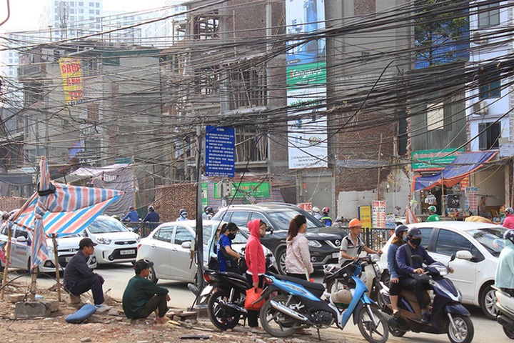 Tangled electrical wires on Hanoi streets - 9