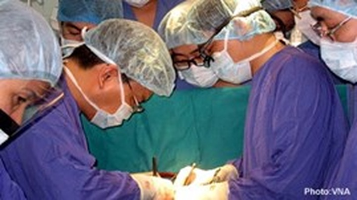 Hanoi doctors save American tourist from fatal illness - 1