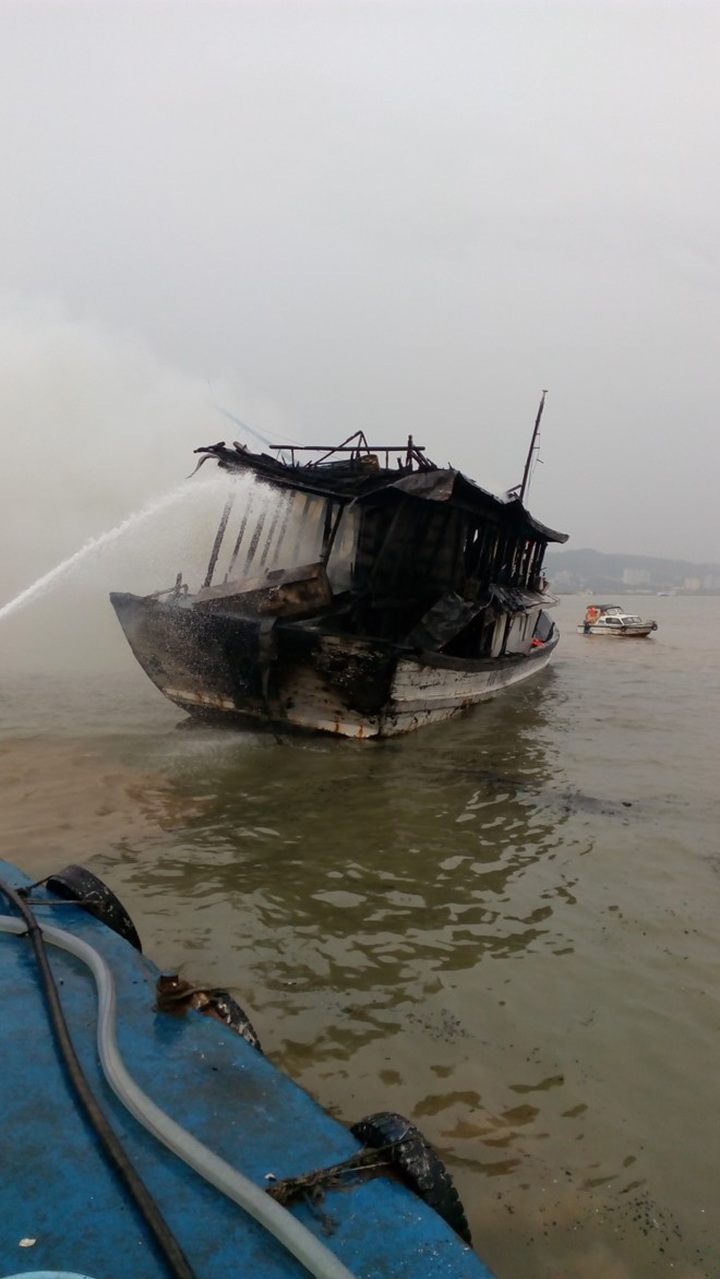 Halong Bay tourist boat fire prompts inspections - 1