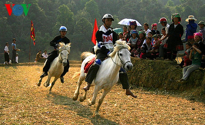 Horse race on Ta Leng Mountain - 1