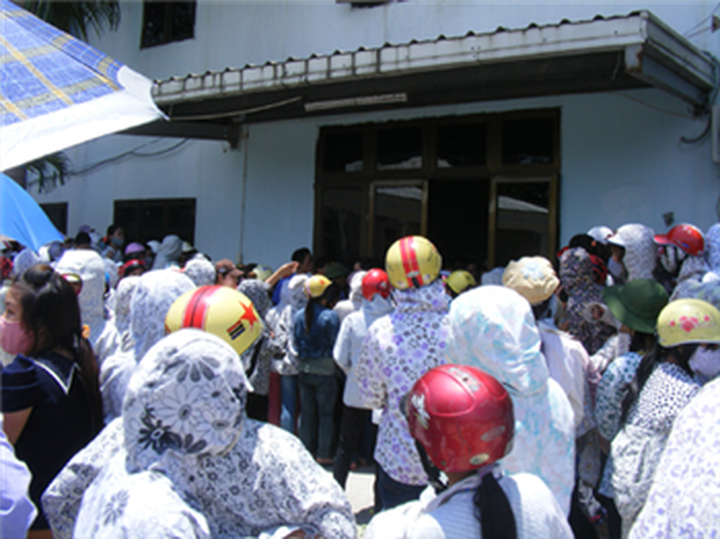 Nghe An workers strike - 3