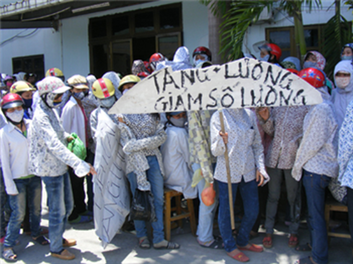 Nghe An workers strike - 1