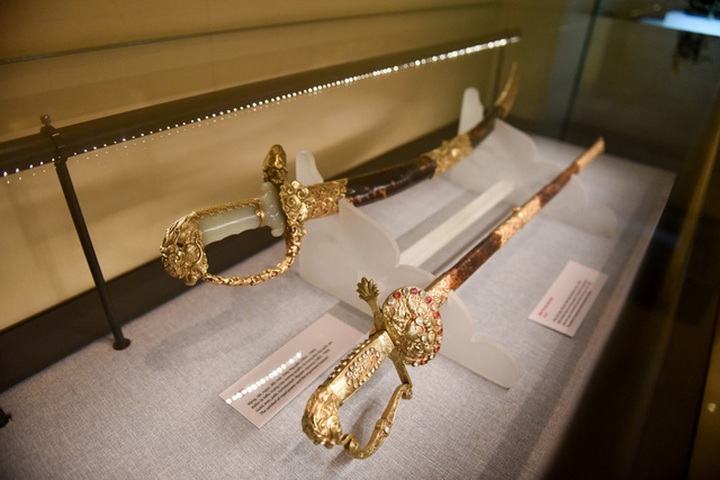 Nguyen Dynasty sword displayed at Hanoi museum - 1