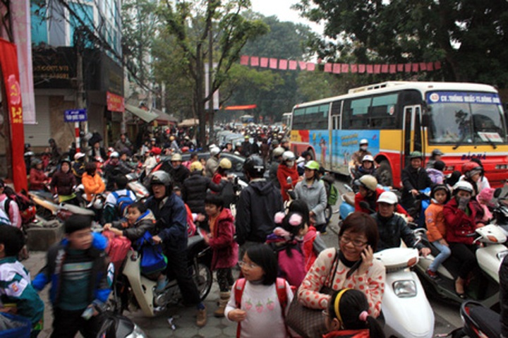 Hanoi Chairman calls for review of traffic congestion policies - 1