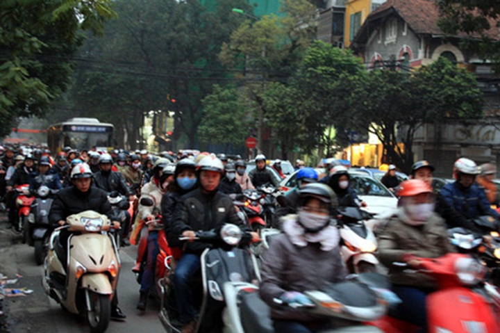 Hanoi Chairman calls for review of traffic congestion policies - 2