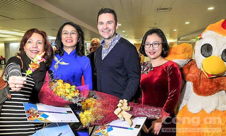 First foreign visitors welcomed at HCM City airport - 1