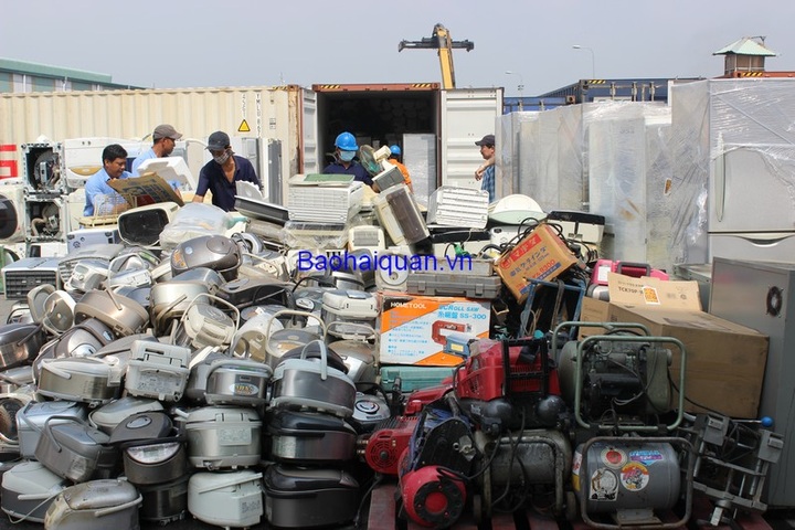 HCM City customs seize 200 containers for banned goods - 1