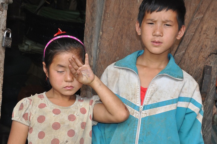 Orphaned children live off foraging - 1