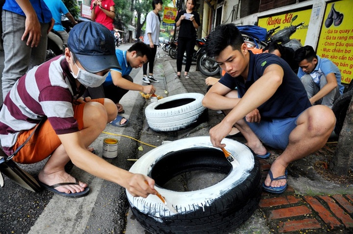 Students clean up Hanoi streets - 11