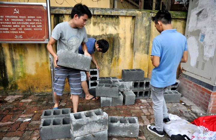 Students clean up Hanoi streets - 10