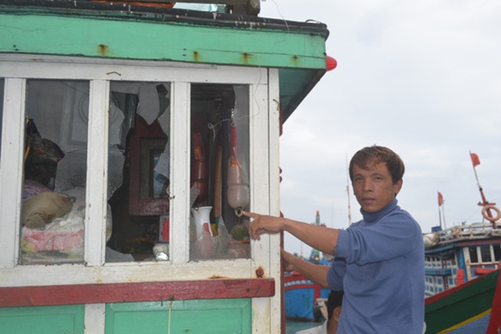 Vietnamese fishermen attacked by Chinese ships - 1