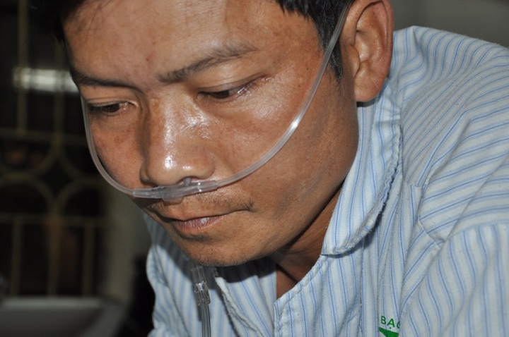 Poor man in Phu Tho faces death risk due to heart disease - 1