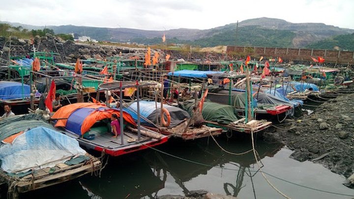 Thousands stuck on Co To Island as storm hits - 1