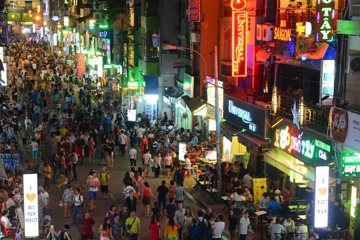 HCM City pedestrian street attracts thousands of visitors on opening day - 2