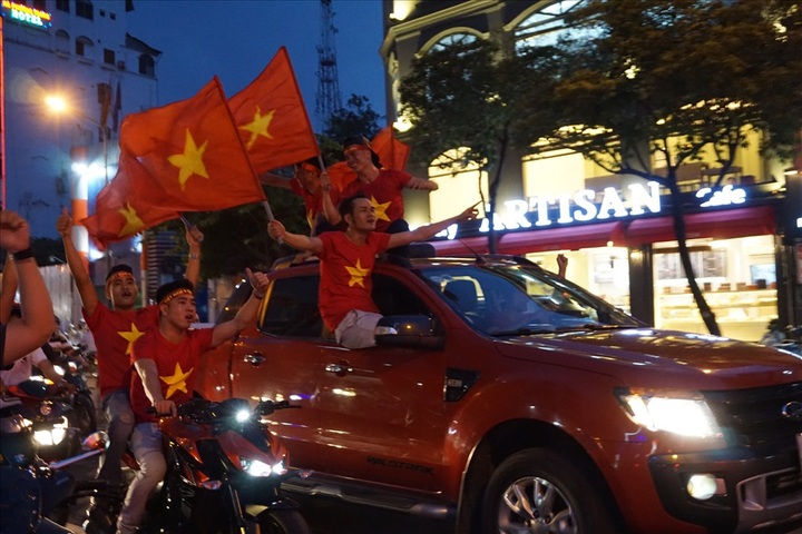 Football fans flood the streets to celebrate Vietnam U23s victory - 3 Football fans flood the streets to celebrate Vietnam U23s victory - 3