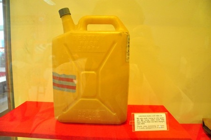 Exhibition features moving photos of AO/dioxin victims - 6