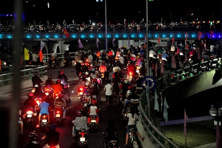 New overpass jammed by curious visitors - 13