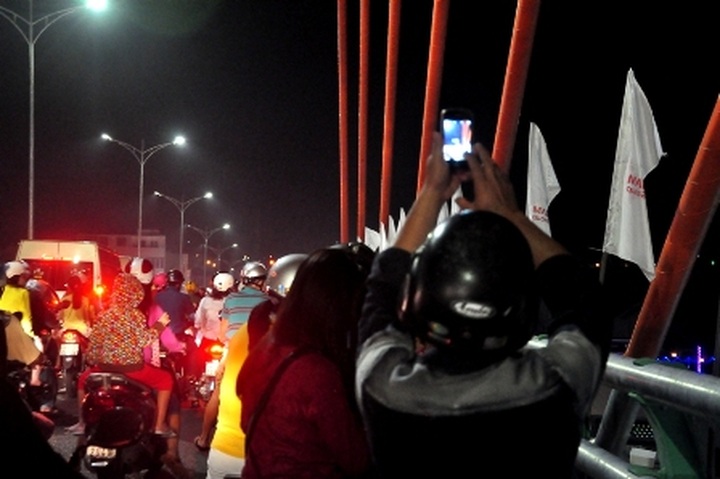 New overpass jammed by curious visitors - 1