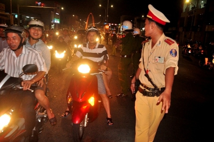 New overpass jammed by curious visitors - 11