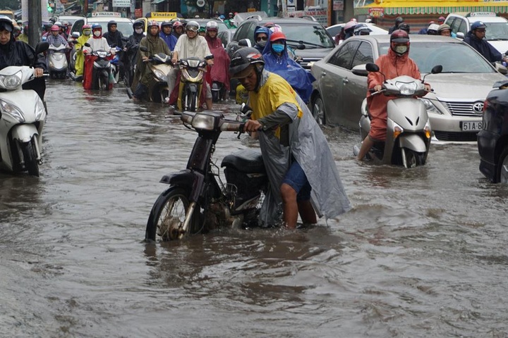 HCM City streets in chaos after heavy rain - 13 HCM City streets in chaos after heavy rain - 13